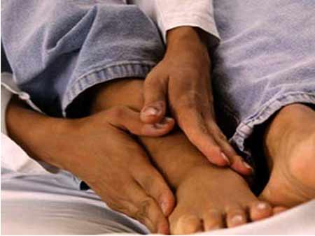 chân sưng đau do gout