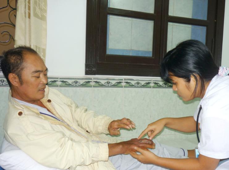 thăm khám để đưa ra phác đồ trị gout hiệu quả