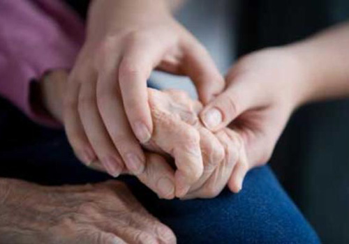 Các cơn đau - Triệu chứng bệnh gout ở người cao tuổi