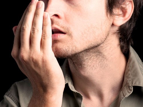 Chẳng phụ nữ nào muốn gần gũi “đối tác” hôi miệng