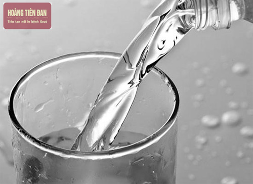 Bổ sung đủ nước cũng sẽ giúp giảm cơn đau gout cấp