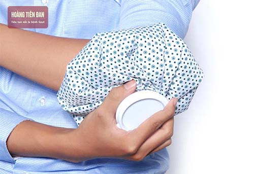 Dùng đá chườm khuỷu tay khi xuất hiện cơn đau khớp