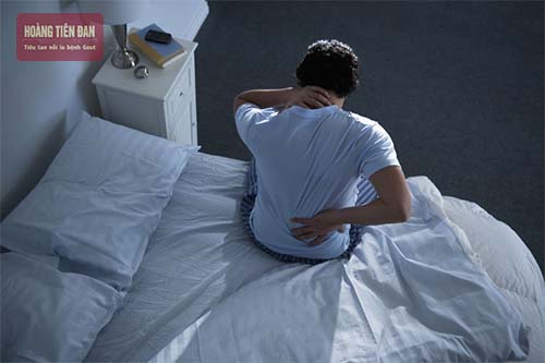 Những cơn đau gout cấp dữ dội hơn khi về đêm