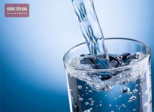 Uống đủ 2 lít nước mỗi ngày giúp cơ thể thải acid uric hiệu quả