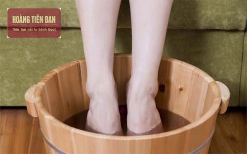 Ngâm chân với nước ấm, nước muối ấm giúp loại bỏ nhanh cơn đau gout.