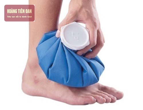   Chườm đá lạnh giúp giảm nhanh cơn đau gout.