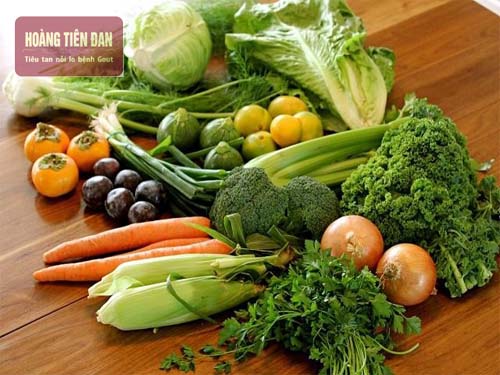 Bổ sung đủ nước và ăn rau xanh để kiểm soát lượng acid uric tốt hơn