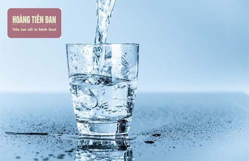 Người bị sỏi thận nên uống ít nhất 2 lit nước lọc mỗi ngày.