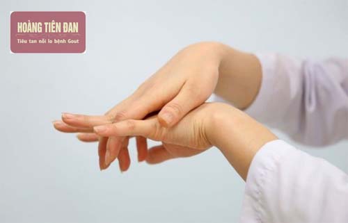  Xoa bóp nhẹ nhàng để giảm sưng đau khớp ngón tay.