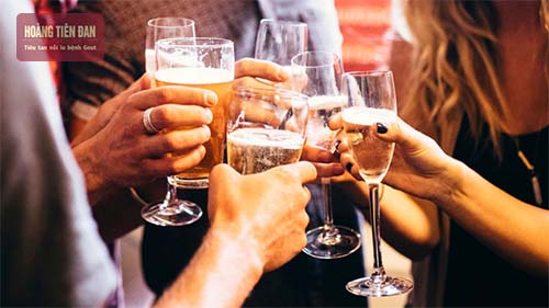 Uống rượu bia tăng khả năng bị bệnh gout của người trẻ tuổi