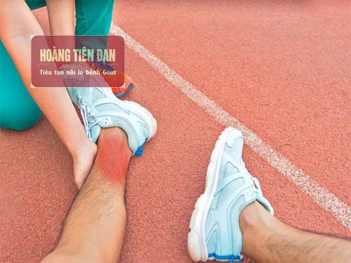 Những người thường xuyên vận động thể thao hay bị tràn dịch khớp cổ chân.