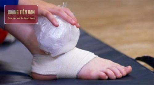  Chườm lạnh sẽ giúp giảm đau hiệu quả.