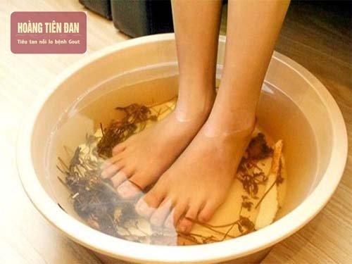 Ngâm chân trước khi đi ngủ có thể phòng tránh được các cơn đau do gout
