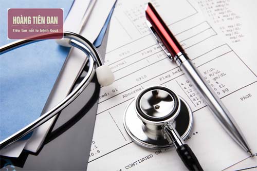   Người bị suy thận độ 4 cần được theo dõi huyết áp và đường huyết chặt chẽ