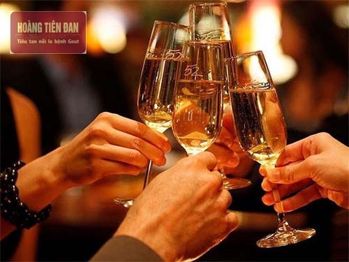 Uống nhiều rượu khiến thận bị tổn thương có thể dẫn đến suy thận