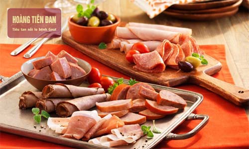 Người bị viêm khớp cổ chân nên kiêng ăn những đồ chế biến sẵn.